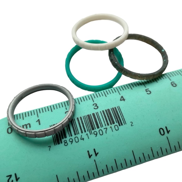 NEW - 4 Women’s Thin Silicone Stackable Rings / Bands Size 10 ROQ - Picture 3 of 8